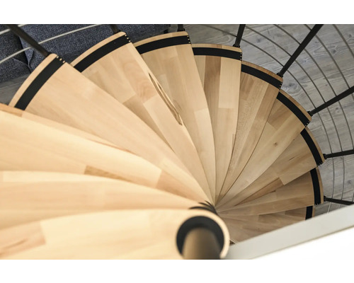 Draufsicht einer Wendeltreppe mit Holzstufen und schwarzem Geländer