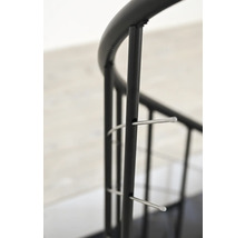 Detailansicht eines schwarzen Metallgeländers für eine Wendeltreppe.