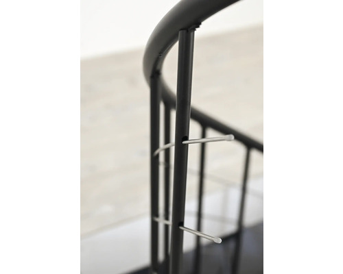 Detailansicht eines schwarzen Metallgeländers für eine Wendeltreppe.