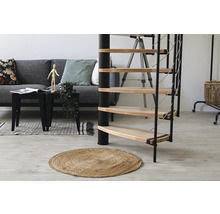 Wohnzimmer mit Wendeltreppe, Sofa und Dekoration