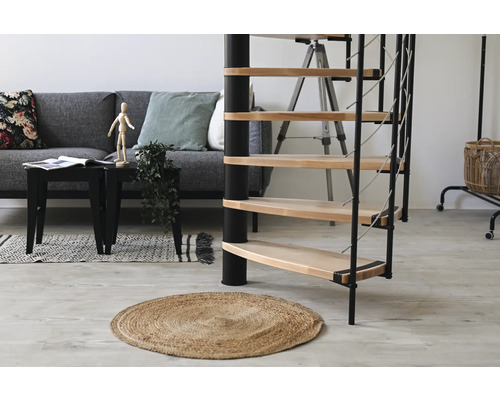 Wohnzimmer mit Wendeltreppe, Sofa und Dekoration