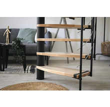 Raumansicht mit Wendeltreppe aus Metall und Holz