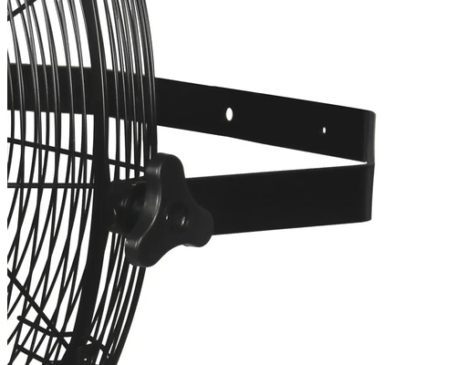 Detailansicht eines Ventilators mit Wandhalterung aus Metall