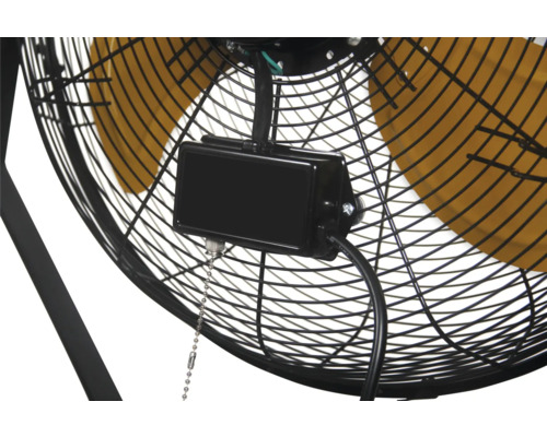 Detailansicht eines Ventilators mit Kabel und Steuerung