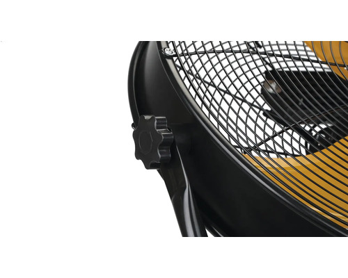 Detailansicht eines Bodenventilators mit Schutzgitter und Einstellknopf