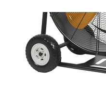 Detailansicht eines Ventilators mit Rädern für den einfachen Transport