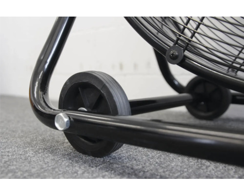 Detailansicht eines Ventilators mit Rollen für den einfachen Transport