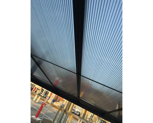 Gros plan d''un toit de terrasse transparent avec un motif rayé