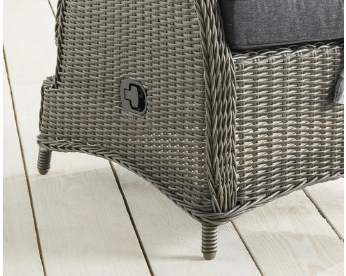 Vue détaillée d''un fauteuil en rotin avec fonction coulissante