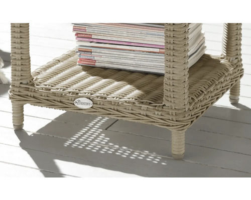 Vue détaillée d''une table d''appoint en rotin avec étagère et une pile de magazines dessus