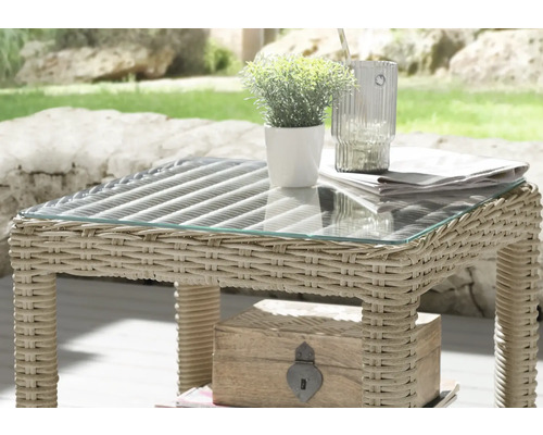 Table de jardin avec plaque de verre et structure en rotin avec décorations