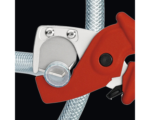 Coupe-tube coupant un tuyau transparent