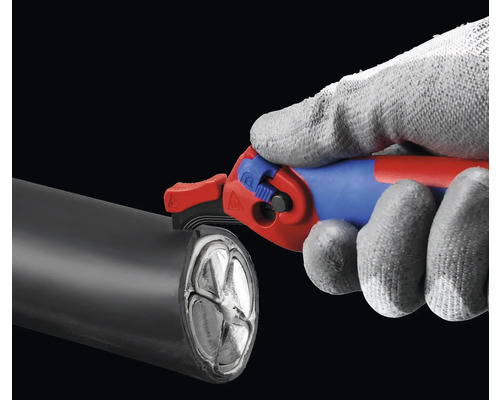 Hand mit Schutzhandschuh schneidet Kabel mit Kabelmesser