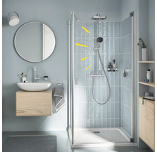 Salle de bains moderne avec douche, lavabo et miroir