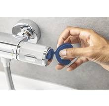 Main assemblant un robinet thermostatique avec un outil