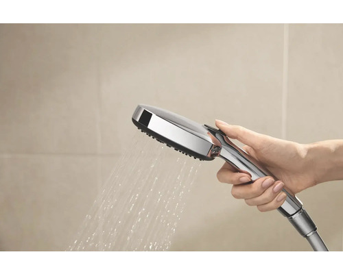 Douchette à main chromée en cours d''utilisation avec de l''eau courante