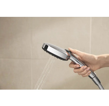 Douchette à main en chrome avec jet d''eau dans la main