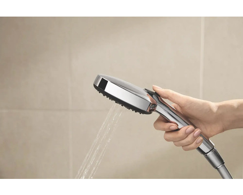 Douchette à main en chrome avec jet d''eau dans la main