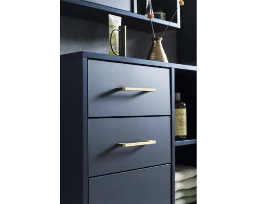 Badezimmerschrank mit Schubladen und goldenen Griffen