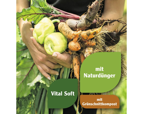 Hände halten Gemüse mit der Aufschrift mit Naturdünger, Vital Soft und mit Grünschnittkompost.