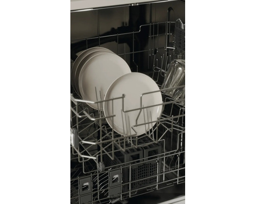 Geschirrspülmaschine mit Tellern und Gläsern im Geschirrkorb