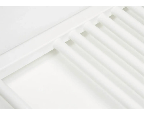 Vue détaillée d''un radiateur sèche-serviettes blanc