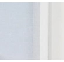 Fenster mit transparentem Vorhang für Tageslicht