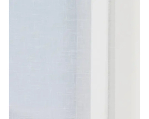 Fenster mit transparentem Vorhang für Tageslicht