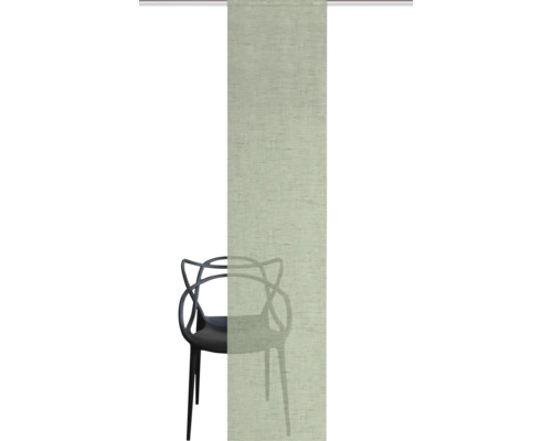 Schiebegardine mit Stuhl im Vordergrund.