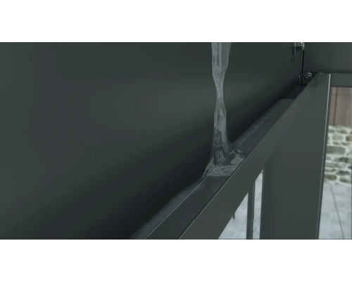 L''eau s''écoule d''un toit de terrasse.