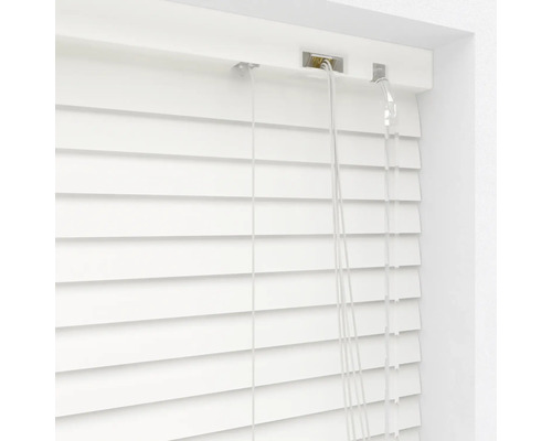 Weisse Jalousie zur Fensterdekoration und zum Sonnenschutz