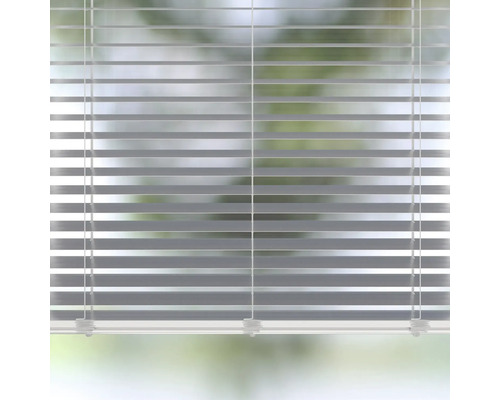 Geschlossene Jalousie am Fenster.