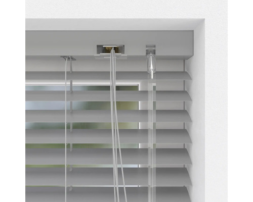 Vue détaillée d''un store vénitien gris sur une fenêtre