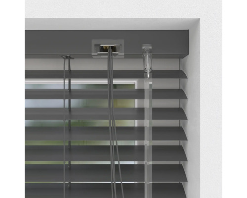 Vue détaillée d''un store horizontal sur une fenêtre avec mécanisme de commande