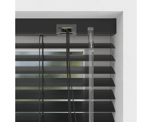 Gros plan d''un store vénitien noir devant une fenêtre.