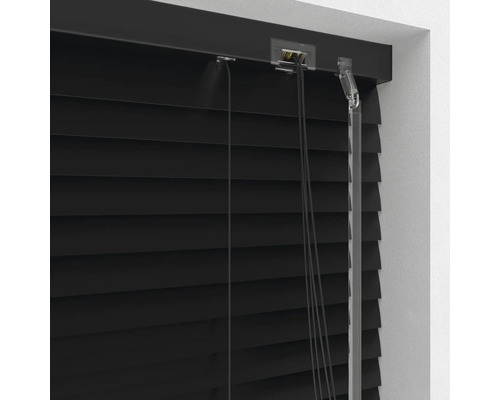 Vue détaillée d''un store vénitien noir avec mécanisme de commande