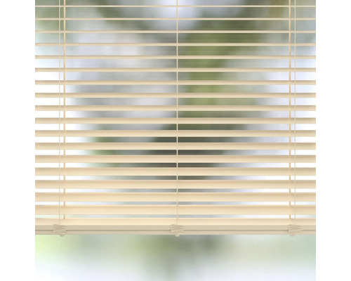 Store vénitien horizontal devant une fenêtre pour le contrôle de la lumière.