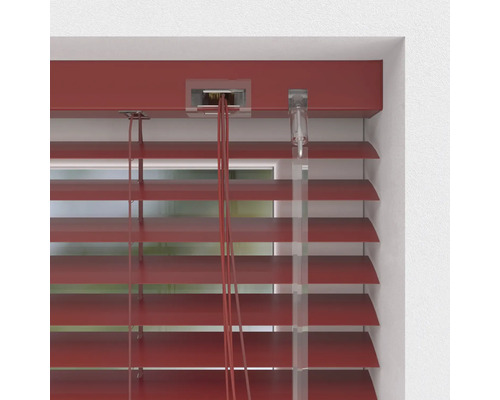 Detailaufnahme einer horizontalen Jalousie zur Fensterdekoration und zum Lichtschutz