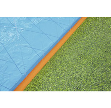 Wasserspielmatte auf Rasen mit Rand