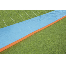 Wasserrutsche auf einer Rasenfläche