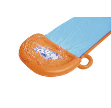 Wasserspritzer auf einer aufblasbaren Wasserrutsche im Garten