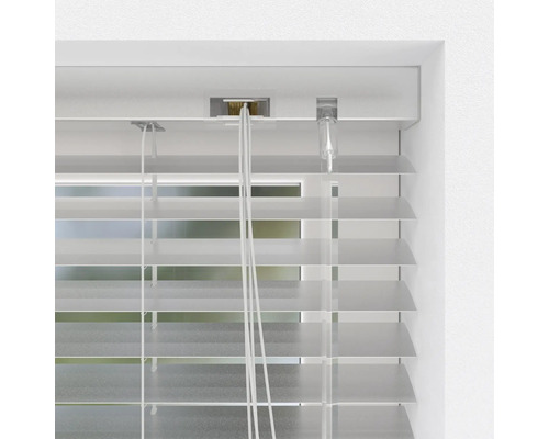 Detailansicht einer weissen Jalousie am Fenster zur Lichtregulierung