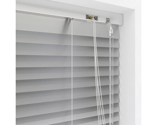 Horizontale Jalousie mit Zugschnüren zur Lichtregulierung am Fenster