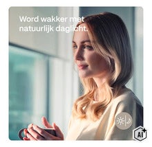 Eine Frau hält eine Tasse in der Hand vor einem Fenster und blickt in die Ferne mit einem Symbol für Tag und Nacht Lichtsteuerung. (Image AI modified or generated)