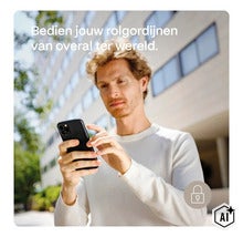 Un homme commande ses stores intelligents à distance via son smartphone. (Image AI modified or generated)
