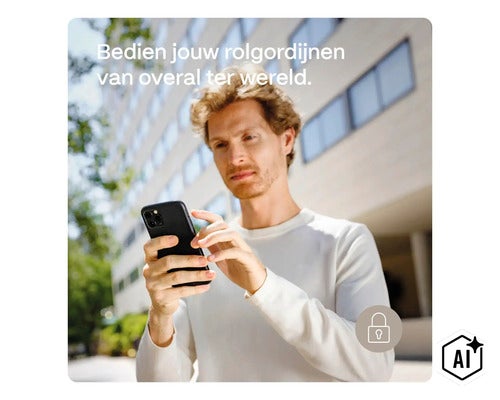 Un homme commande ses stores intelligents à distance via son smartphone. (Image AI modified or generated)