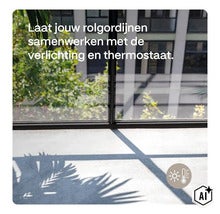 Vue à travers une fenêtre sur un jardin avec l'ombre d'une feuille de palmier au sol et une icône pour le contrôle intelligent du climat. (Image AI modified or generated)