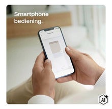 Une personne contrôle les volets roulants via une application smartphone pour les applications maison intelligente. (Image AI modified or generated)