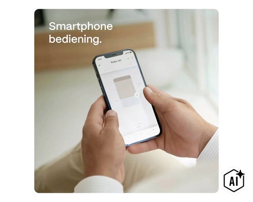 Une personne contrôle les volets roulants via une application smartphone pour les applications maison intelligente. (Image AI modified or generated)
