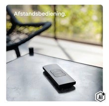 Une télécommande plate avec des boutons de commande posée sur une table dans un salon. (Image AI modified or generated)